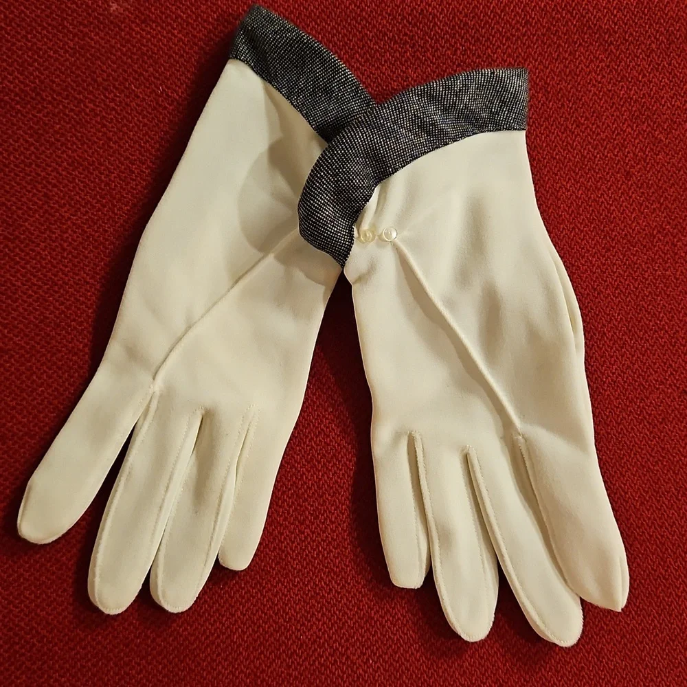 Vintage white dress gloves abstract print wrist trim button detail 50s 60s